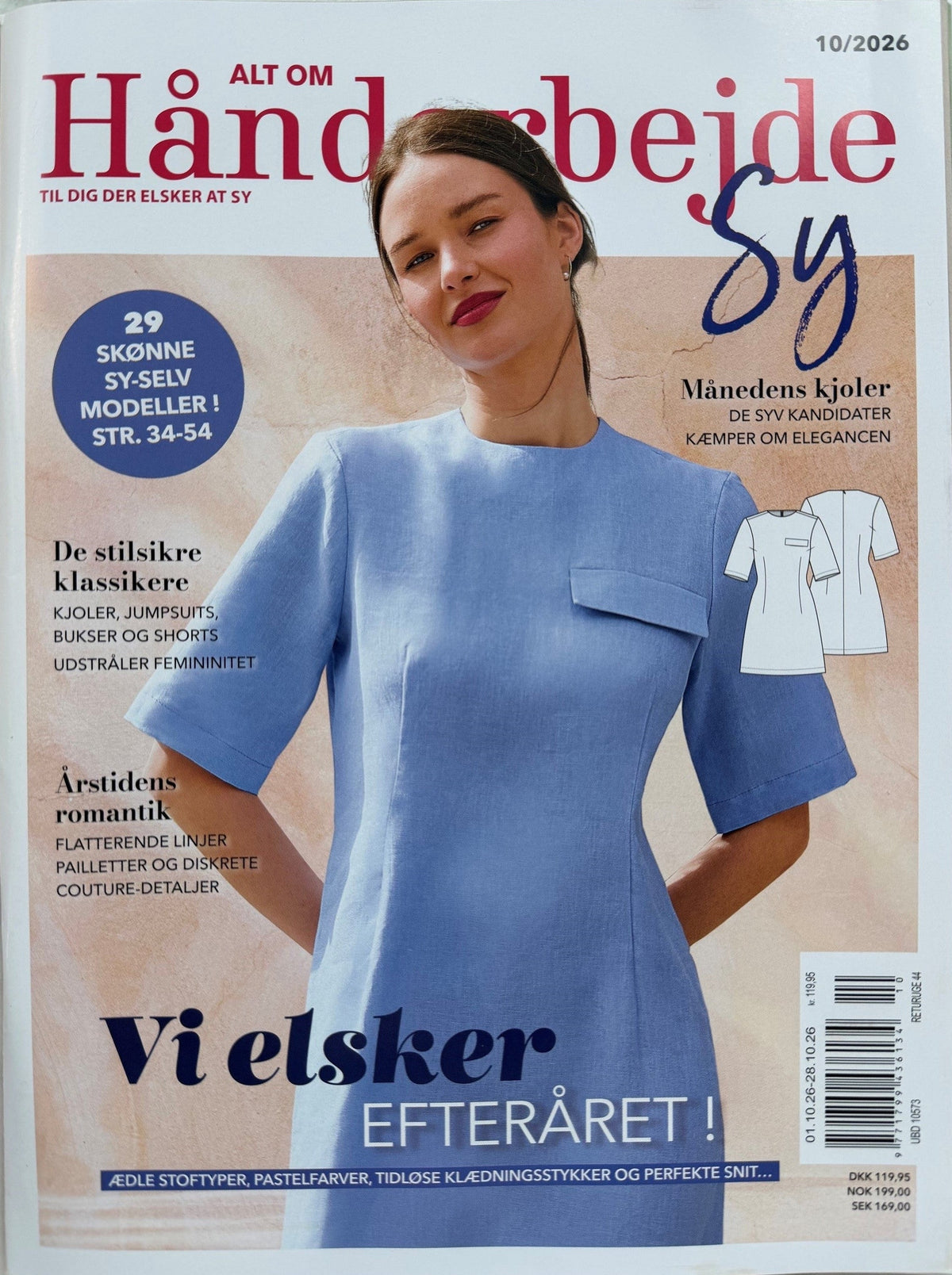 Forside af Alt om Håndarbejde Sy nr. 10/2026 med en kvinde i lyseblå kjole og temaet “Vi elsker efteråret”.