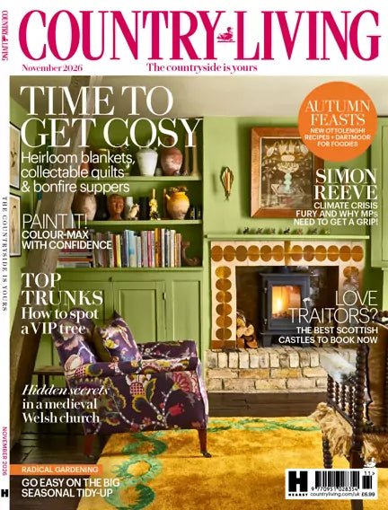 Country Living UK november 2026 – forside med grønne skabe, mønstret lænestol og ild i brændeovnen.