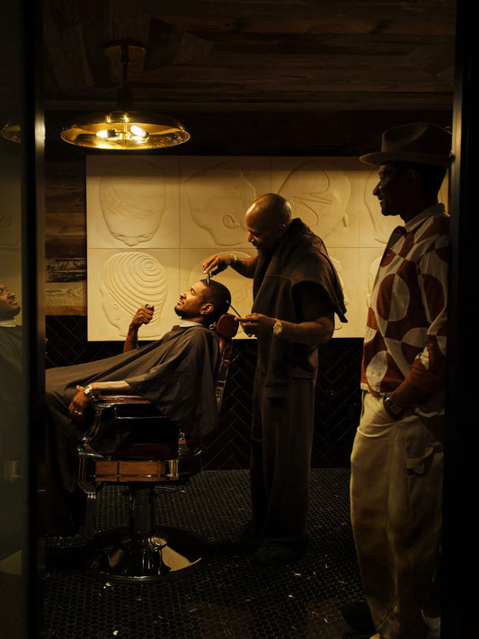 Usher får klippet hår i sin private barbershop i Atlanta – interiørfoto fra AD Architectural Digest september 2026