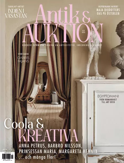 Antik & Auktion forside oktober 2026 – Coola & Kreativa, elegant rum med draperede gardiner og antik skulptur på hvid kommode