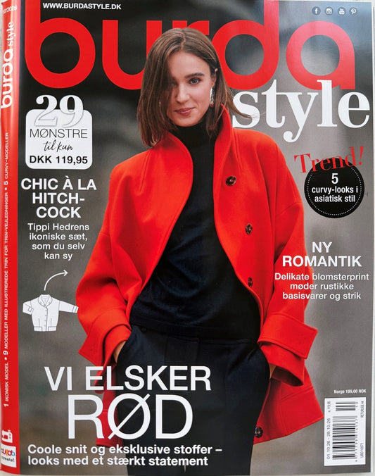 Forside af Burda Style med en kvinde i rød frakke og sort tøj samt overskriften “Vi elsker rød“.