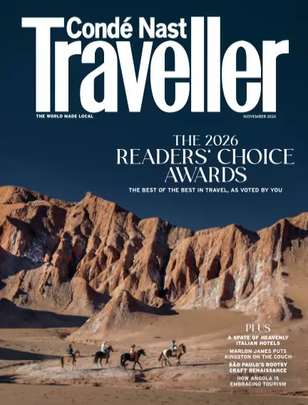 Condé Nast Traveller med Readers’ Choice Awards 2026 og ryttere foran høje, rødbrune klipper i et ørkenlandskab.