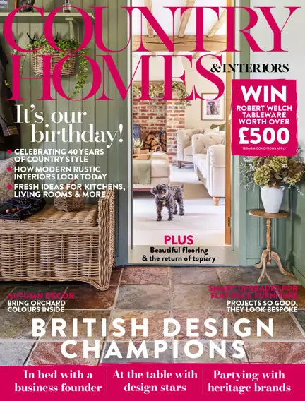 Country Homes & Interiors forside oktober 2026 – It's our birthday! 40 år med country style, British Design Champions, landlig stue med sort pudel og murtegl