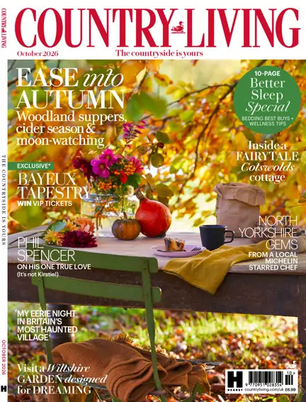 Country Living UK oktober 2026 – efterårsforside med dækket bord i naturen og temaer som "Ease into Autumn", Bayeux Tapestry og Phil Spencer