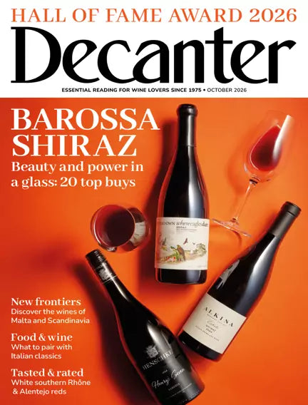 Decanter oktober 2026 med tema om Barossa Shiraz og tre vinflasker samt to glas rødvin på orange baggrund.