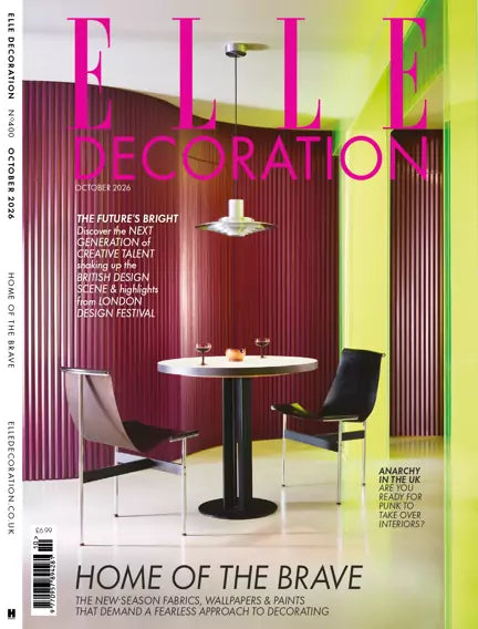 ELLE Decoration UK oktober 2026, forside med spisebord og to stole foran en bølget bordeaux væg og neongrøn dør, overskrift "Home of the Brave"