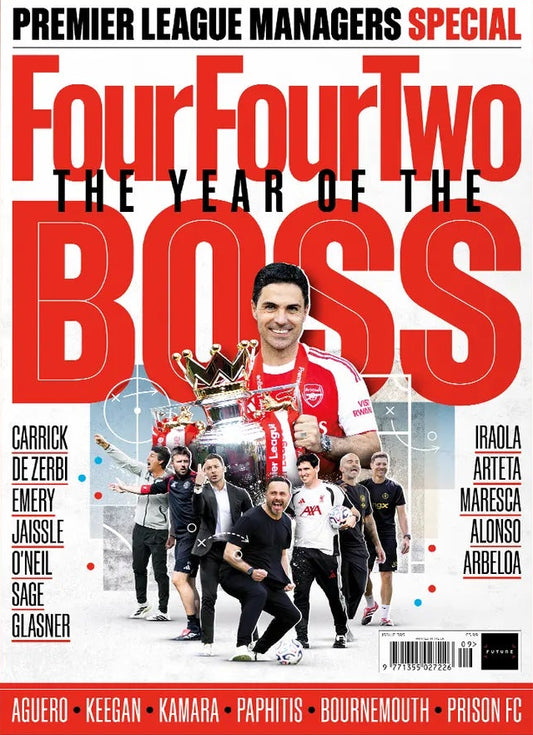 FourFourTwo magazine – The Year of the Boss. Premier League Managers Special med Mikel Arteta og Premier League-trofæet på forsiden. Managere inkl. Carrick, De Zerbi, Emery, Arteta, Maresca og Alonso. Plus Aguero, Keegan, Kamara og Paphitis