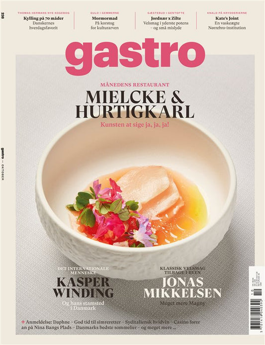 Forside af magasinet gastro med en anrettet ret i en hvid skål. Forsiden fremhæver restauranten Mielcke & Hurtigkarl samt Kasper Winding og Jonas Mikkelsen.