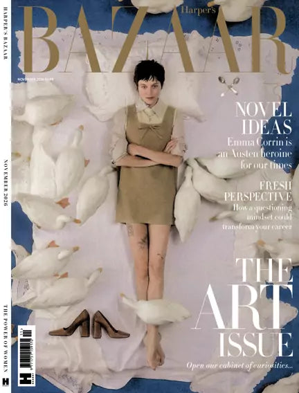 Harper’s Bazaar UK november 2026 – The Art Issue med Emma Corrin omgivet af hvide ænder på forsiden.