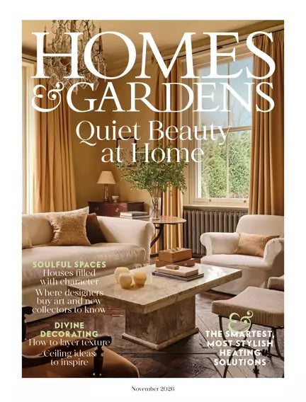 Forside af Homes & Gardens med temaet Quiet Beauty at Home og en stue med lyse møbler, gyldne gardiner og et stort sofabord.