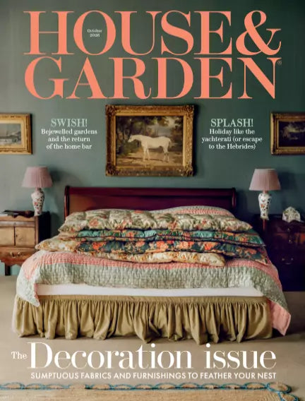 House & Garden forside oktober 2026 – The Decoration Issue, soveværelse med blomstret sengetæppe og maleri af hvid hest på grøn væg