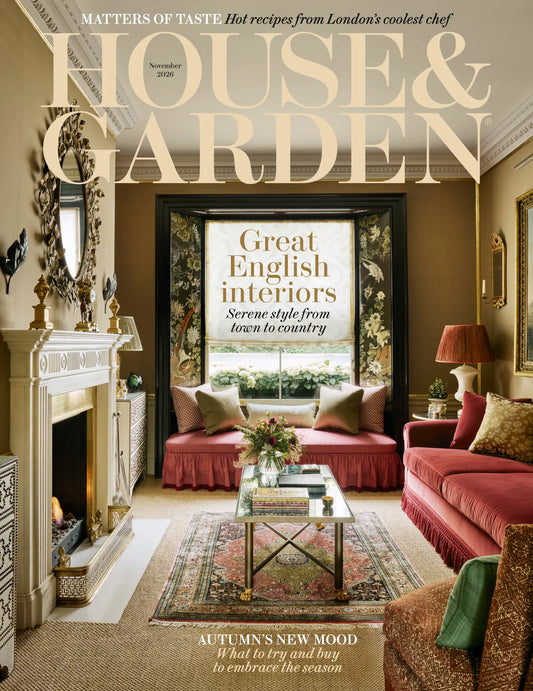 House & Garden-forside med en klassisk engelsk stue med pejs, røde sofaer og et glasbord på et mønstret tæppe.
