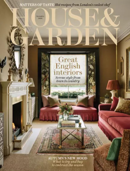 House & Garden-forside med en klassisk engelsk stue med pejs, røde sofaer og et glasbord på et mønstret tæppe.
