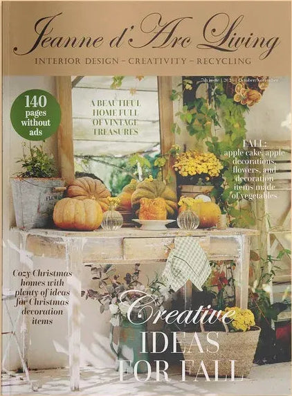 Forside af Jeanne d’Arc Living med et rustikt bord, græskar og blomster i efterårsfarver samt teksten “Creative Ideas for Fall”.