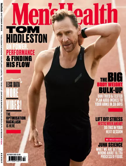Men’s Health UK oktober 2026 med Tom Hiddleston i sort træningstøj på forsiden og overskrifter om træning, præstation og mindre stress.