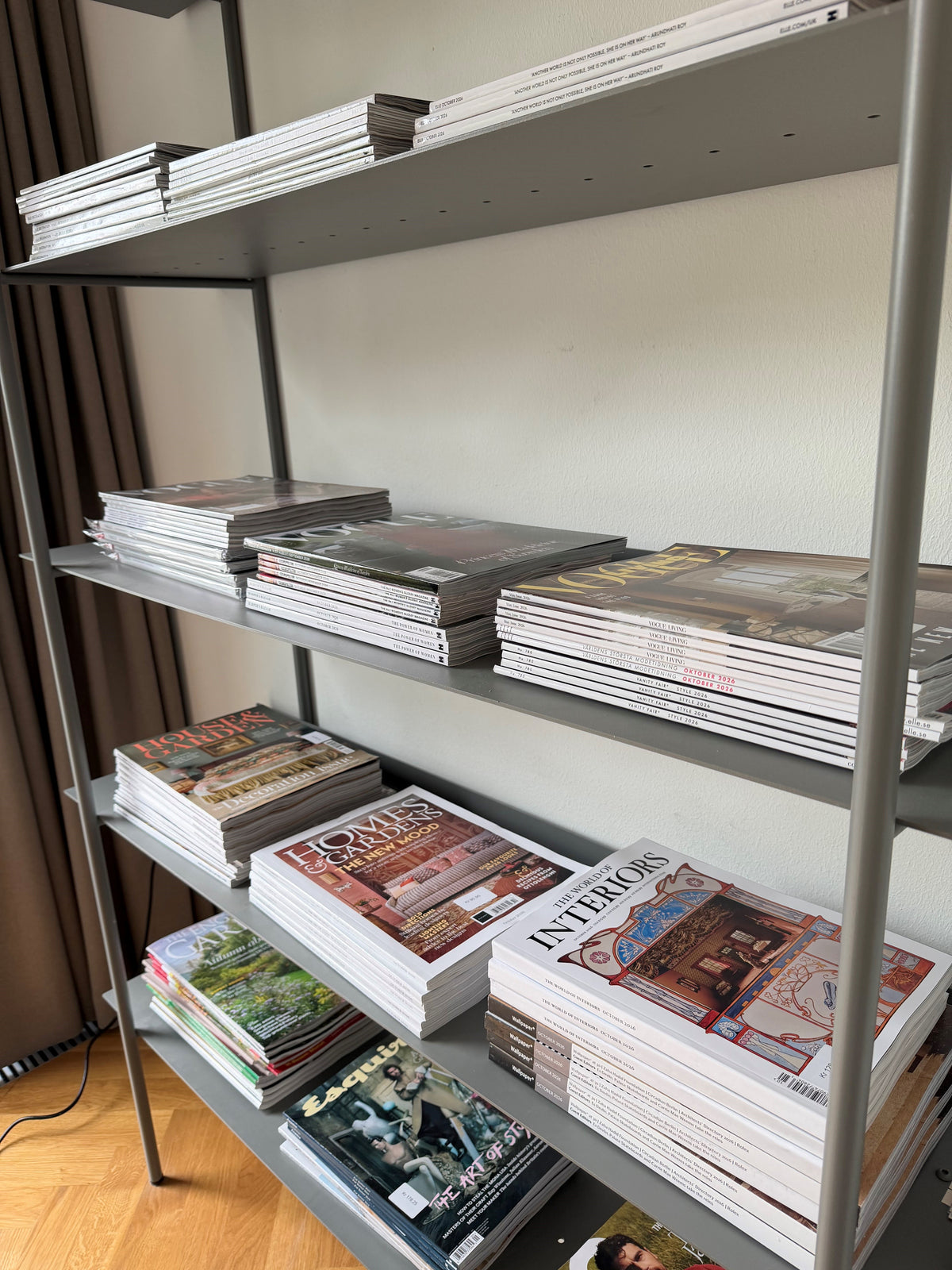 Reol med mange magasiner. Forsider af Homes & gardens, House & Gardens mfl.
