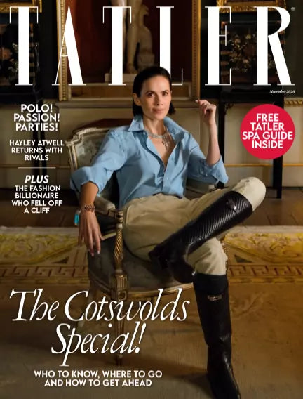 Tatler-forside med temaet The Cotswolds Special og en kvinde i lyseblå skjorte, beige bukser og sorte ridestøvler siddende i en lænestol.