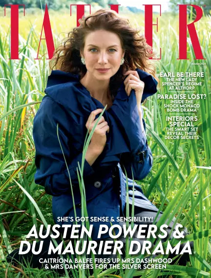 Tatler magazine forside – Caitríona Balfe i mørkeblå frakke omgivet af grønt landskab, med temaet Austen Powers & Du Maurier Drama