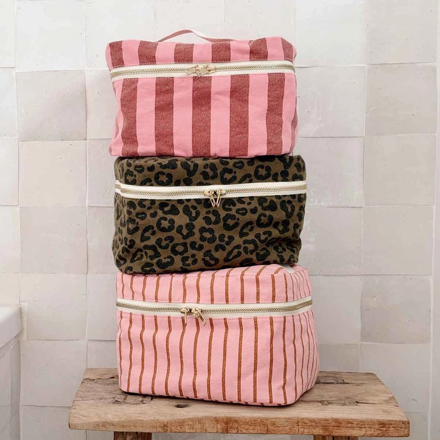 Toilettaske Vanity Oona – Tennis Pecan / Jordbær