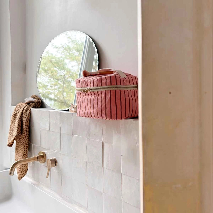 Toilettaske Vanity Oona – Tennis Pecan / Jordbær