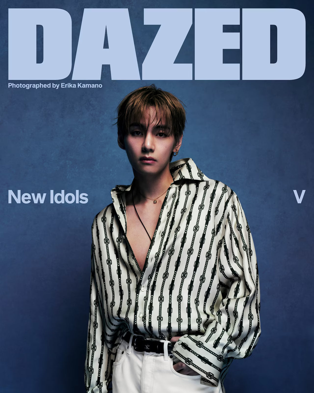 Dazed efterår 2026, New Idols, med V fra BTS i en hvid skjorte med sort mønster og hvide bukser mod en blå baggrund.