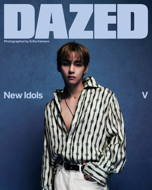 Dazed efterår 2026, New Idols, med V fra BTS i en hvid skjorte med sort mønster og hvide bukser mod en blå baggrund.