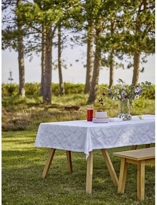 8 nr. af ALT for damerne & Dug med broderie anglaise