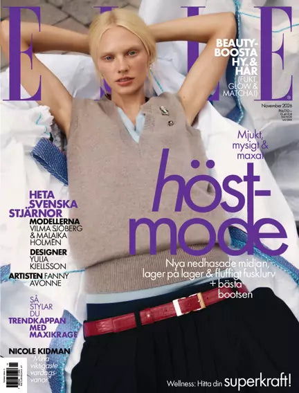 Forsiden af ELLE Sverige november 2026 med en model i beige strikvest, mørke bukser og rødt bælte.
