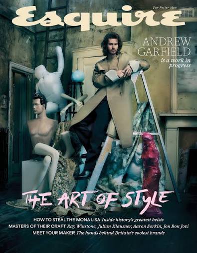 Esquire UK magasinforside med Andrew Garfield iklædt en lang frakke omgivet af mannequiner i et forfaldent rum – teksten The Art of Style pryder forsiden