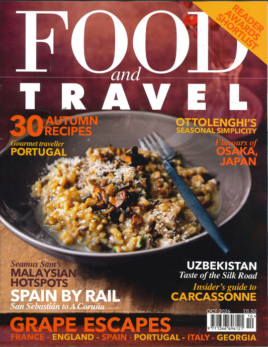 Forside af Food and Travel, oktober 2026, med en efterårsret i en mørk skål. Forsiden fremhæver 30 efterårsopskrifter samt mad- og rejseoplevelser i Portugal, Osaka og Spanien.