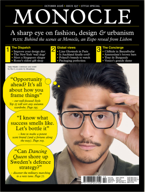 MONOCLE oktober 2026, nr. 197 Style Special – forside med en mand med briller og gule tekstbobler.