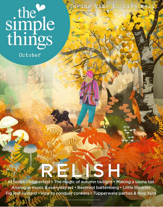Forsiden af The Simple Things, oktoberudgaven, med en illustration af en vandrer og en hund i en efterårsskov med gule blade, svampe og orange bregner.