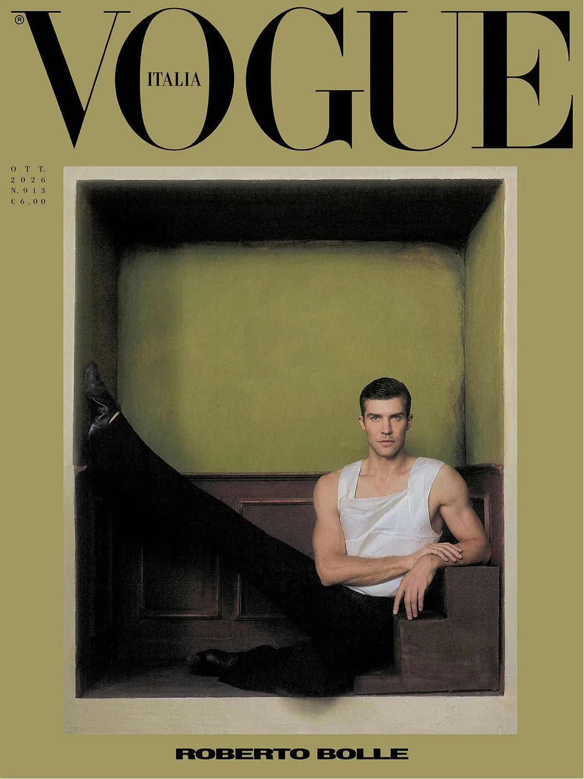 Vogue Italia oktober 2026 med Roberto Bolle i hvid top og sorte bukser i en skulpturel positur mod olivengrønne omgivelser.