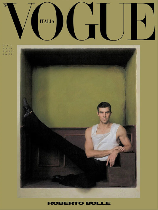Vogue Italia oktober 2026 med Roberto Bolle i hvid top og sorte bukser i en skulpturel positur mod olivengrønne omgivelser.