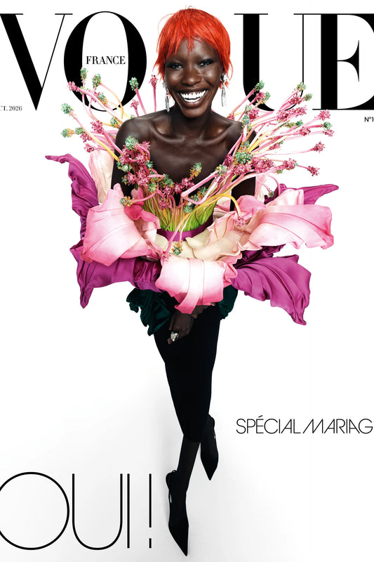 Vogue France oktober 2026, Spécial Mariage, med Awar Odhiang med kort rødt hår og en skulpturel kreation i rosa og lilla på hvid baggrund.