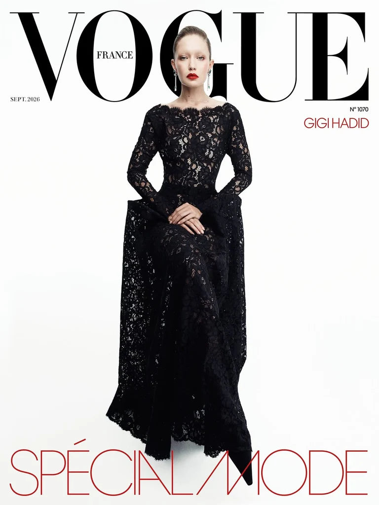 Vogue France september 2026, nr. 1070, med Gigi Hadid i en lang sort blondekjole mod en hvid baggrund og teksten “Spécial Mode”.