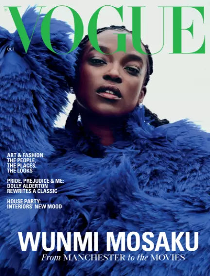 British Vogue oktober 2026 med Wunmi Mosaku i blåt, fjerprydet tøj på forsiden og grønt Vogue-logo.